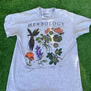 Harry Potter Hogwarts Herbology Graphic Tee meduim